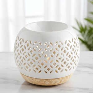 Brûle-parfum Qianbi en céramique blanche ajourée avec socle amovible aspect bois.