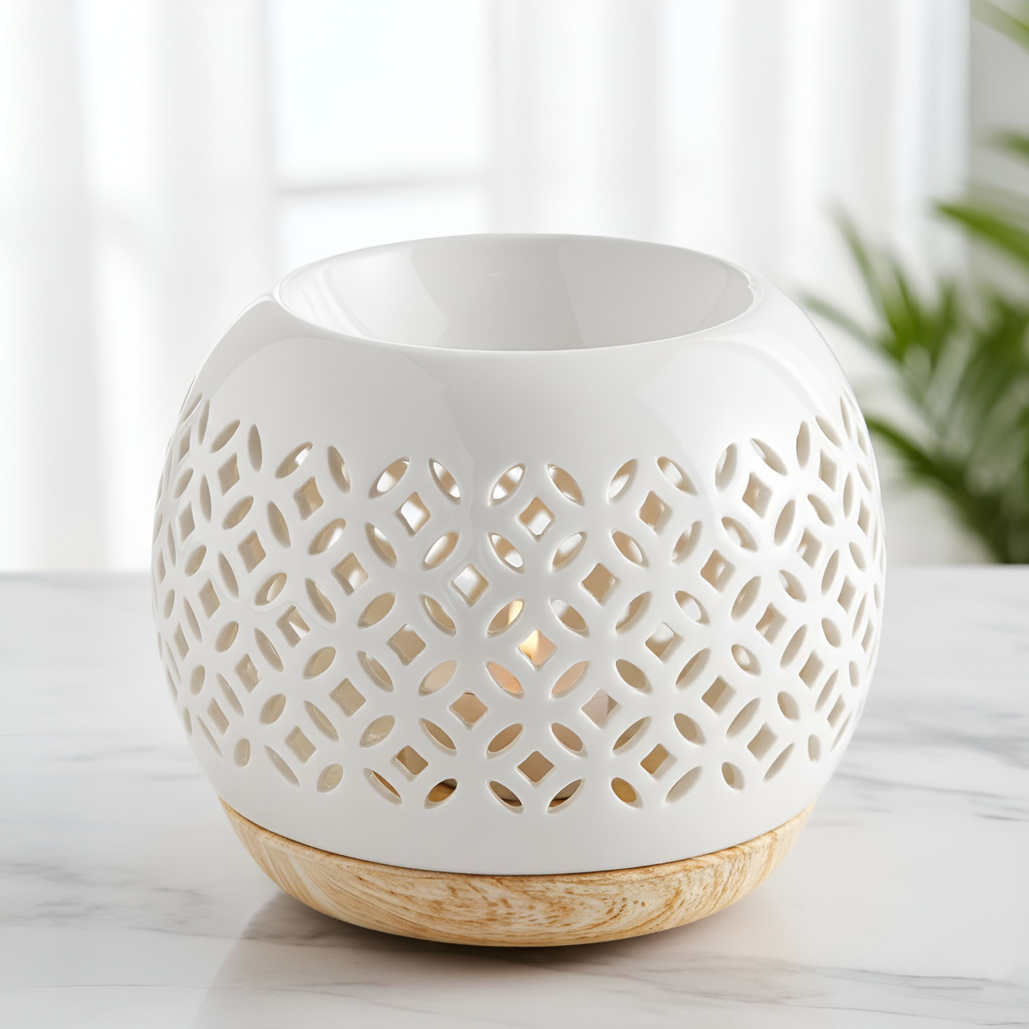 Brûle-parfum Qianbi en céramique blanche ajourée avec socle amovible aspect bois.