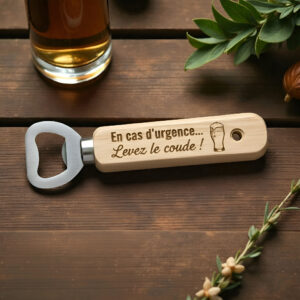 Décapsuleur en bois gravé au laser. Message drôle "En cas d'urgence… Levez le coude !"