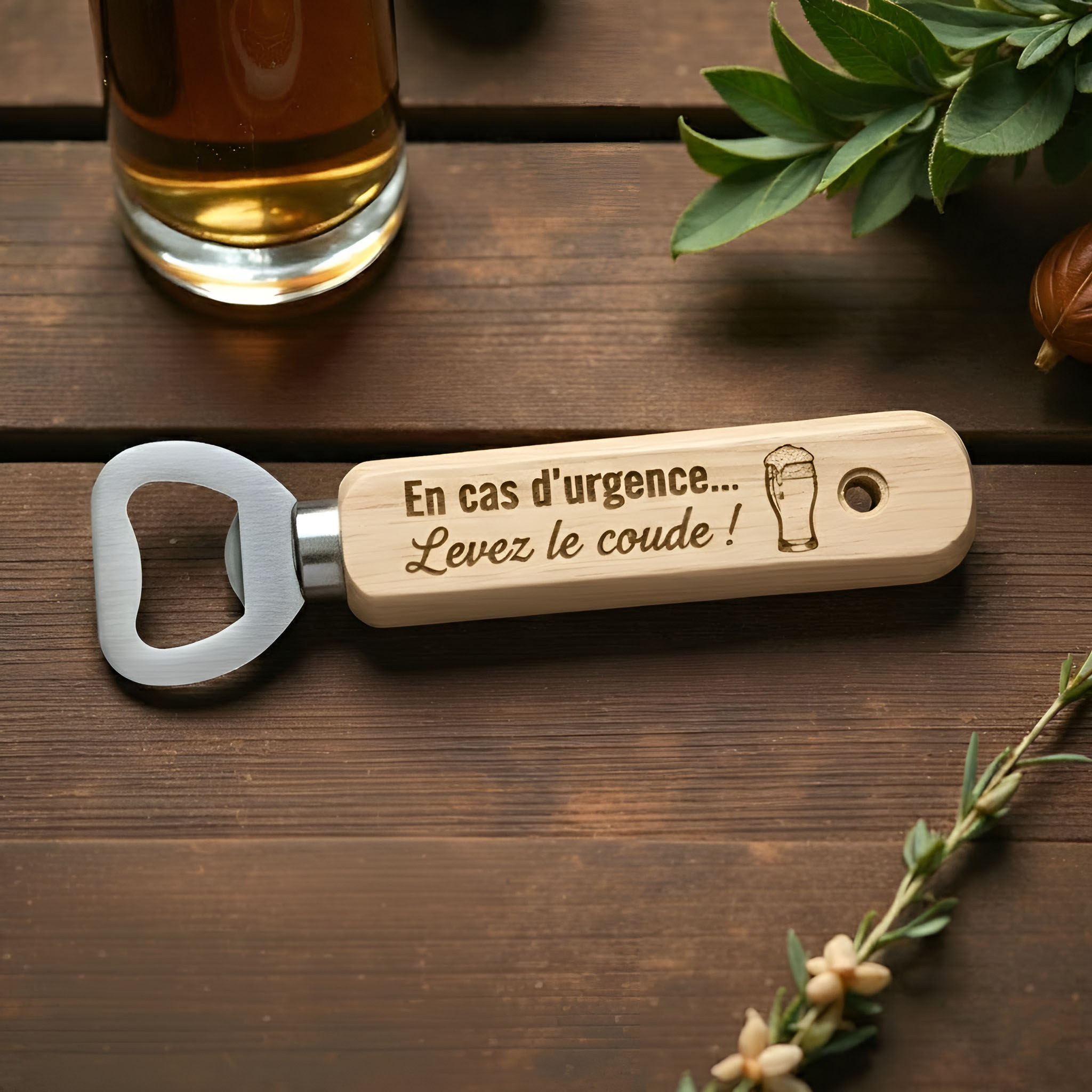 Décapsuleur en bois gravé au laser. Message drôle "En cas d'urgence… Levez le coude !"