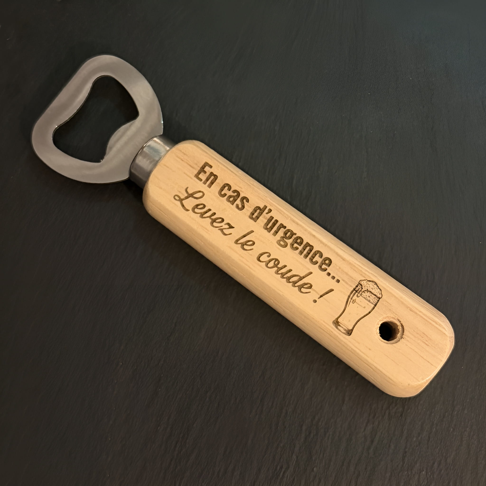 Décapsuleur en bois gravé 'En cas d'urgence… Levez le coude !" Idée cadeau apéro drôle