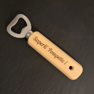 Décapsuleur bois gravé – Saperli’ Pompette !