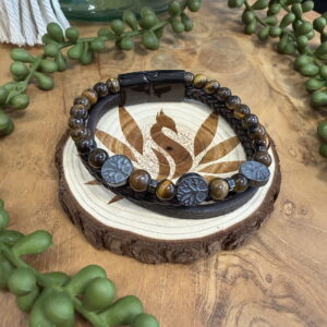 Bracelet pour un homme en cuir brun et noir, avec breloques arbre de vie